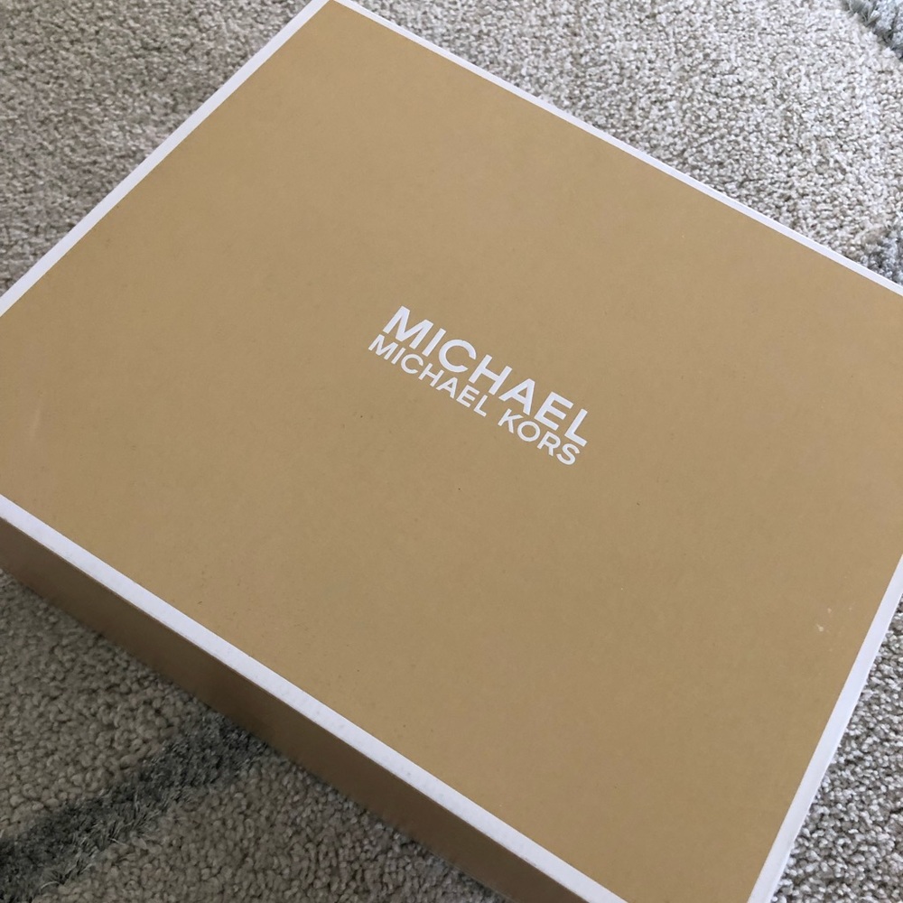 EUC Michael Kors Becky cross strap sandal